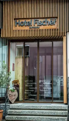 Eine Fassade oder ein Eingang zu Hotel Fischer