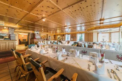 Ein Restaurant oder anderes Speiselokal in der Unterkunft Wohlfühlhotel Schiestl