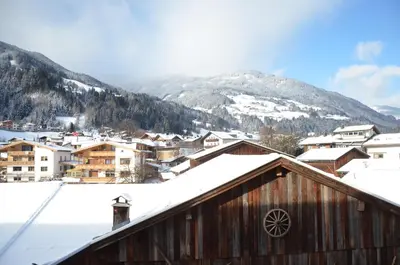 Ein allgemeiner Bergblick oder ein Berglick von des Aparthotels aus