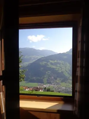 Ein allgemeiner Bergblick oder ein Berglick von des Ferienhauses aus