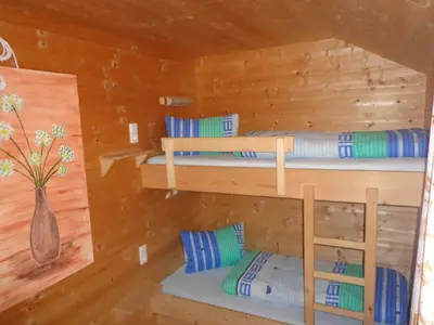 Ein Etagenbett oder Etagenbetten in einem Zimmer der Unterkunft Ferienhütte Georg
