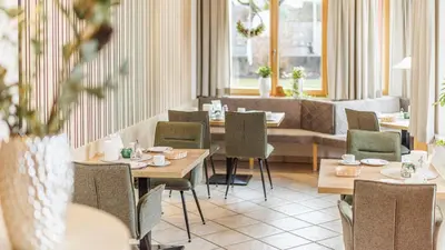 Ein Restaurant oder anderes Speiselokal in der Unterkunft Pension Alpina