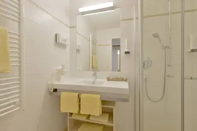 Ein Badezimmer in der Unterkunft Hotel Mesnerwirt - Bergblick & Tiroler Küche