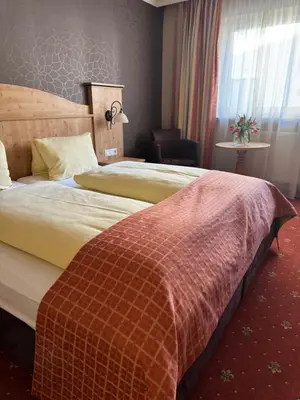 Ein Bett oder Betten in einem Zimmer der Unterkunft Hotel Mesnerwirt - Bergblick & Tiroler Küche