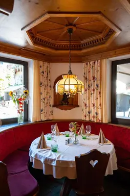 Ein Restaurant oder anderes Speiselokal in der Unterkunft Hotel Mesnerwirt - Bergblick & Tiroler Küche