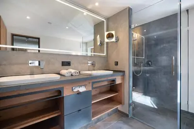 Ein Badezimmer in der Unterkunft SonnenHOF hotel gerlos centrum