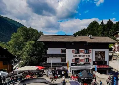 Ein allgemeiner Bergblick oder ein Berglick von des Hotels aus