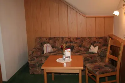 Ein Sitzbereich in der Unterkunft Hotel Gasthof Schweizerhaus