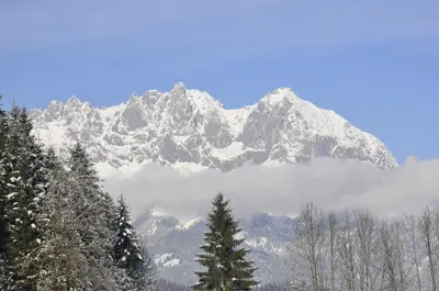 Ein allgemeiner Bergblick oder ein Berglick von der Ferienwohnung aus