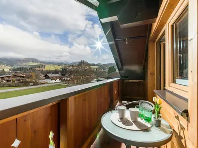 Ein allgemeiner Bergblick oder ein Berglick von des Privatzimmers aus