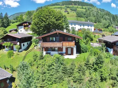 Ein allgemeiner Bergblick oder ein Berglick von des Ferienhauses aus