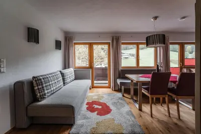 Ein Sitzbereich in der Unterkunft Gästehaus Fohringer