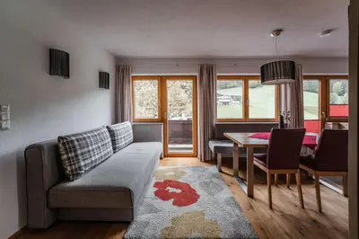 Ein Sitzbereich in der Unterkunft Gästehaus Fohringer