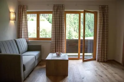 Ein Sitzbereich in der Unterkunft Gästehaus Fohringer
