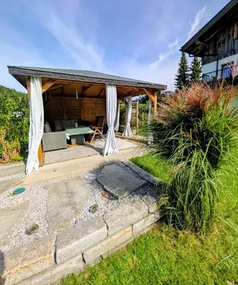 Ein Garten an der Unterkunft Haus Dirol