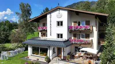 Ein allgemeiner Bergblick oder ein Berglick von des Hotels aus