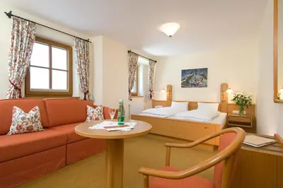 Ein Sitzbereich in der Unterkunft Eggerwirt Kitzbühel, Hotel & Restaurant - Lifts included in May June Sep and Oct gratis Bergbahnbenützung