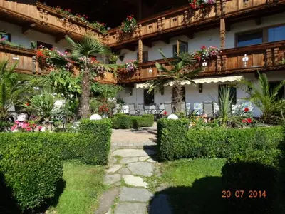 Ein Garten an der Unterkunft Gartenhotel Lenzenhof - Wildschönau- PREMIUMCARD inclusive
