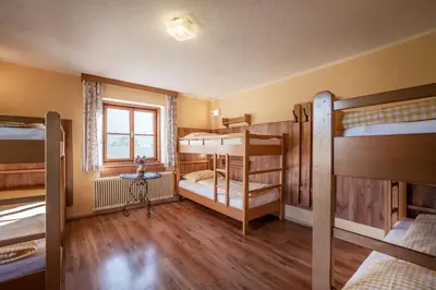 Ein Bett oder Betten in einem Zimmer der Unterkunft Berghütte Burgweghof Jugendgästehaus