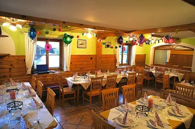 Ein Restaurant oder anderes Speiselokal in der Unterkunft Berghütte Burgweghof Jugendgästehaus
