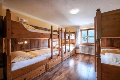 Ein Bett oder Betten in einem Zimmer der Unterkunft Berghütte Burgweghof Jugendgästehaus