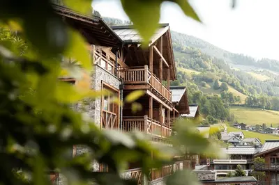 Ein allgemeiner Bergblick oder ein Berglick von des Aparthotels aus