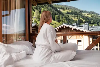 Ein allgemeiner Bergblick oder ein Berglick von des Aparthotels aus