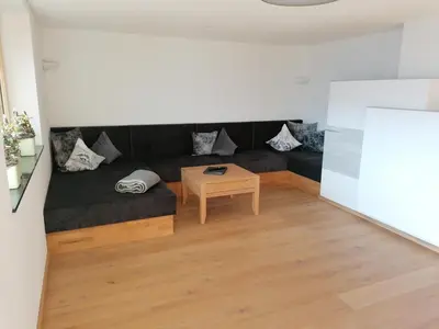 Ein Sitzbereich in der Unterkunft Ferienwohnung La-Wurm mit privatem Whirlpool