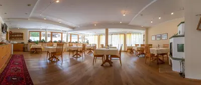 Ein Restaurant oder anderes Speiselokal in der Unterkunft Hotel Garni Elisabeth