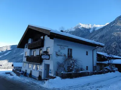 Ein allgemeiner Bergblick oder ein Berglick von der Pension aus