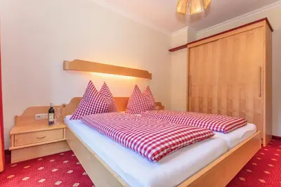 Ein Bett oder Betten in einem Zimmer der Unterkunft Obertaxinghof