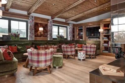 Ein Sitzbereich in der Unterkunft Kitzbühel Lodge