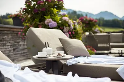 Ein allgemeiner Bergblick oder ein Berglick von des Aparthotels aus