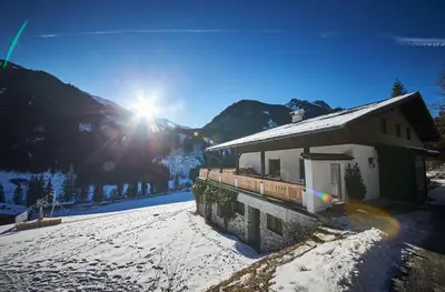 Ein allgemeiner Bergblick oder ein Berglick von des Ferienhauses aus