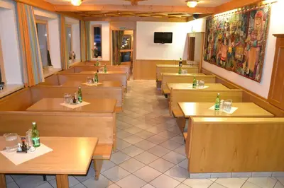 Ein Restaurant oder anderes Speiselokal in der Unterkunft Jugendpension Müllauerhof