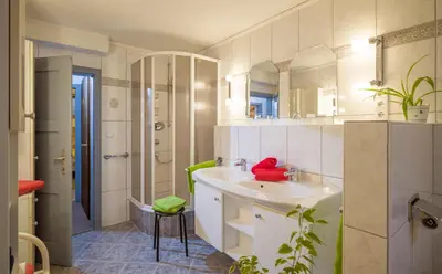 Ein Badezimmer in der Unterkunft Haus Gabriele Appartement Frederic by NV-Appartements