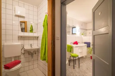 Ein Badezimmer in der Unterkunft Haus Gabriele Appartement Frederic by NV-Appartements