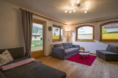 Ein Sitzbereich in der Unterkunft Ferienwohnung Hauser