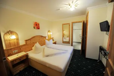Ein Bett oder Betten in einem Zimmer der Unterkunft Hotel Garni Landhaus Platzer