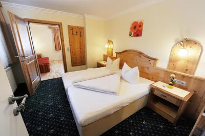 Ein Bett oder Betten in einem Zimmer der Unterkunft Hotel Garni Landhaus Platzer