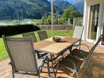 Ein allgemeiner Bergblick oder ein Berglick von des Ferienhauses aus
