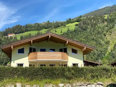 Ein allgemeiner Bergblick oder ein Berglick von des Ferienhauses aus