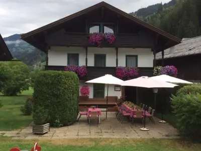 Ein allgemeiner Bergblick oder ein Berglick von des Gasthauses aus