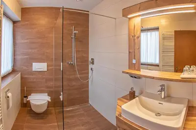 Ein Badezimmer in der Unterkunft Das Enzian