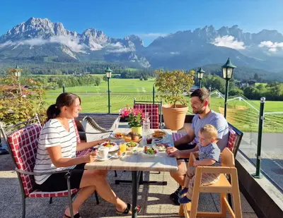 Ein allgemeiner Bergblick oder ein Berglick von des Hotels aus