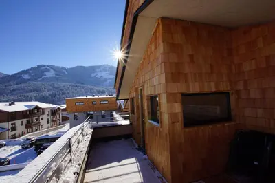 Ein allgemeiner Bergblick oder ein Berglick von des Aparthotels aus