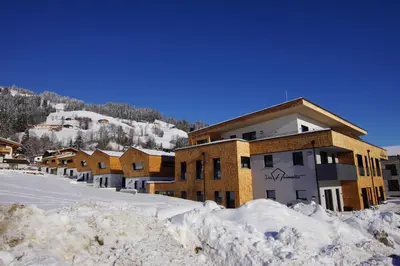 Ein allgemeiner Bergblick oder ein Berglick von des Aparthotels aus