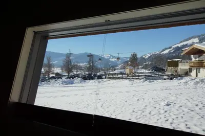 Ein allgemeiner Bergblick oder ein Berglick von des Aparthotels aus