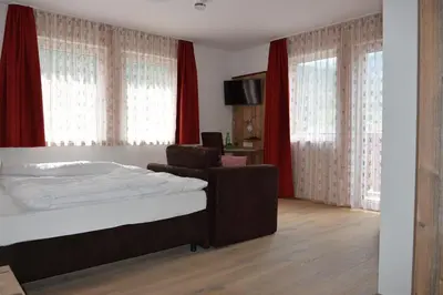 Ein Bett oder Betten in einem Zimmer der Unterkunft Jochberger Dorfstubn