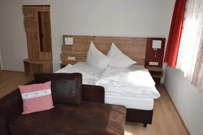 Ein Bett oder Betten in einem Zimmer der Unterkunft Jochberger Dorfstubn
